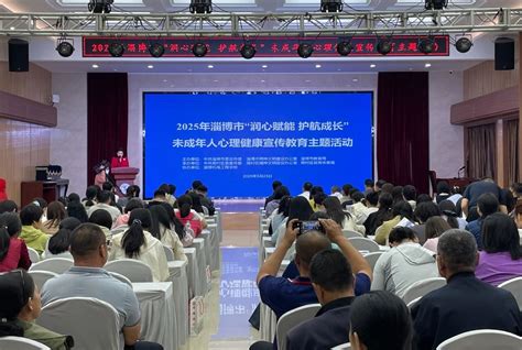 [图片]一位用户正使用手机浏览社交媒体上关于热点话题的讨论串